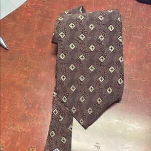 Claiborne Brown Geometric Patterned Tie 100% silk
